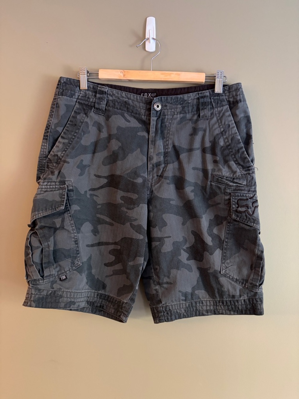 FOX Men's Gray Camo Cargo Shorts size 32